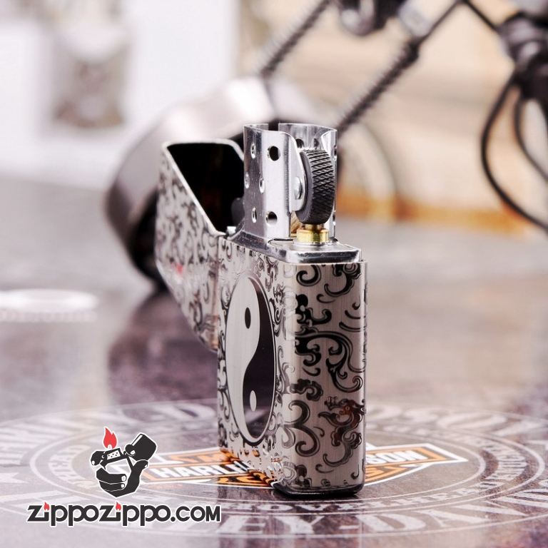 Zippo 150  Đen Bóng Khắc Hình Bát Quái Âm Dương