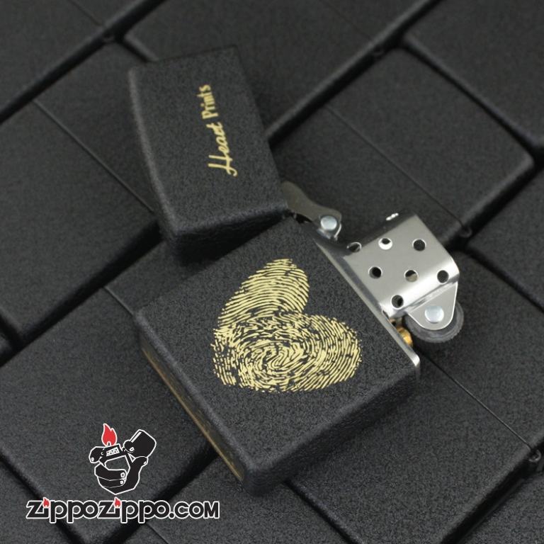 Bật lửa Zippo phiên bản đen nứt in vân tay trái tim