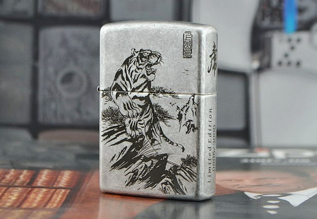 Bật lửa Zippo phiên bản bạc cổ khắc chúa sơn lâm