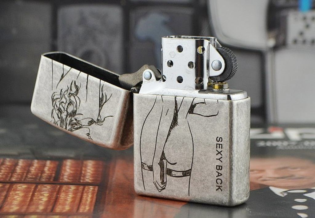 Bật lửa Zippo bạc cổ phiên bản Bad Girl