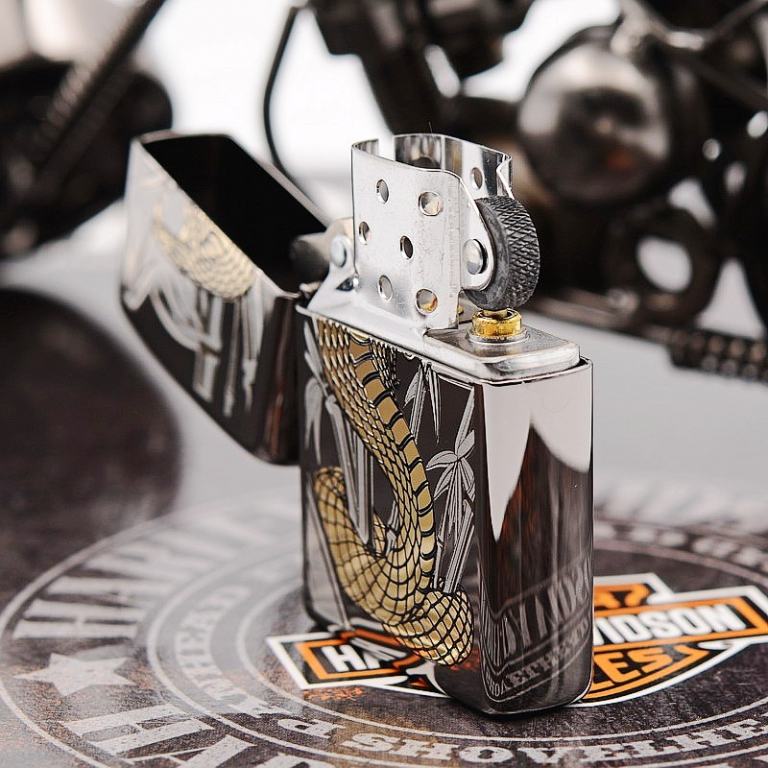 Zippo Chính Hãng Phiên Bản Hàn Quốc Gold Cobra (Black Ice)