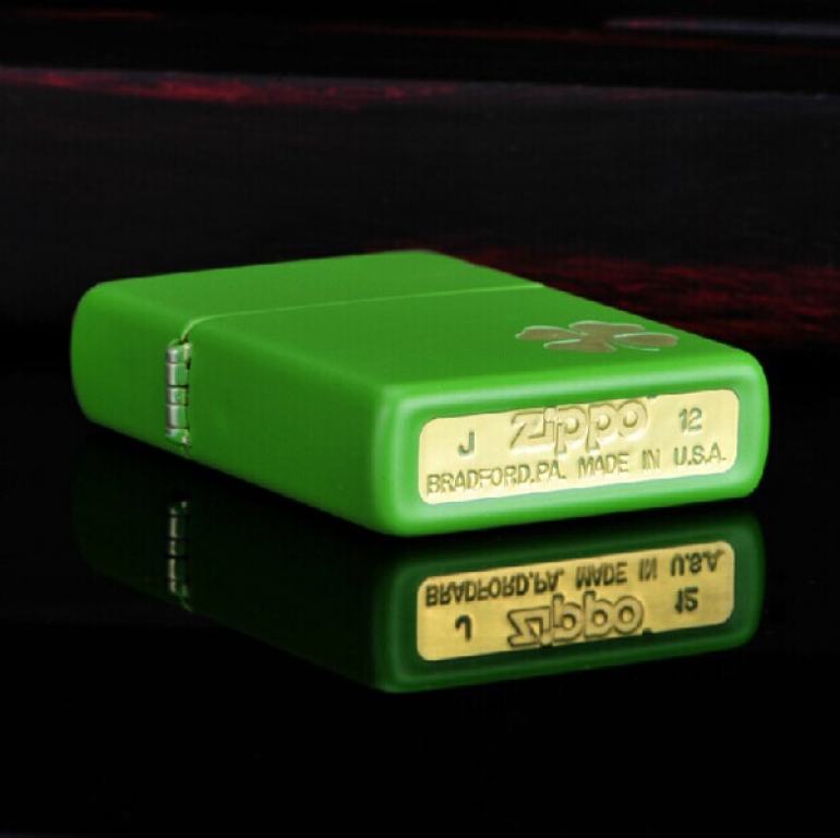 Bật Lửa Zippo Sơn Màu Xanh Cỏ Bốn Lá - Logo Zippo SKU 21032 – Zippo Lucky Clover – Shamrock Green Matte