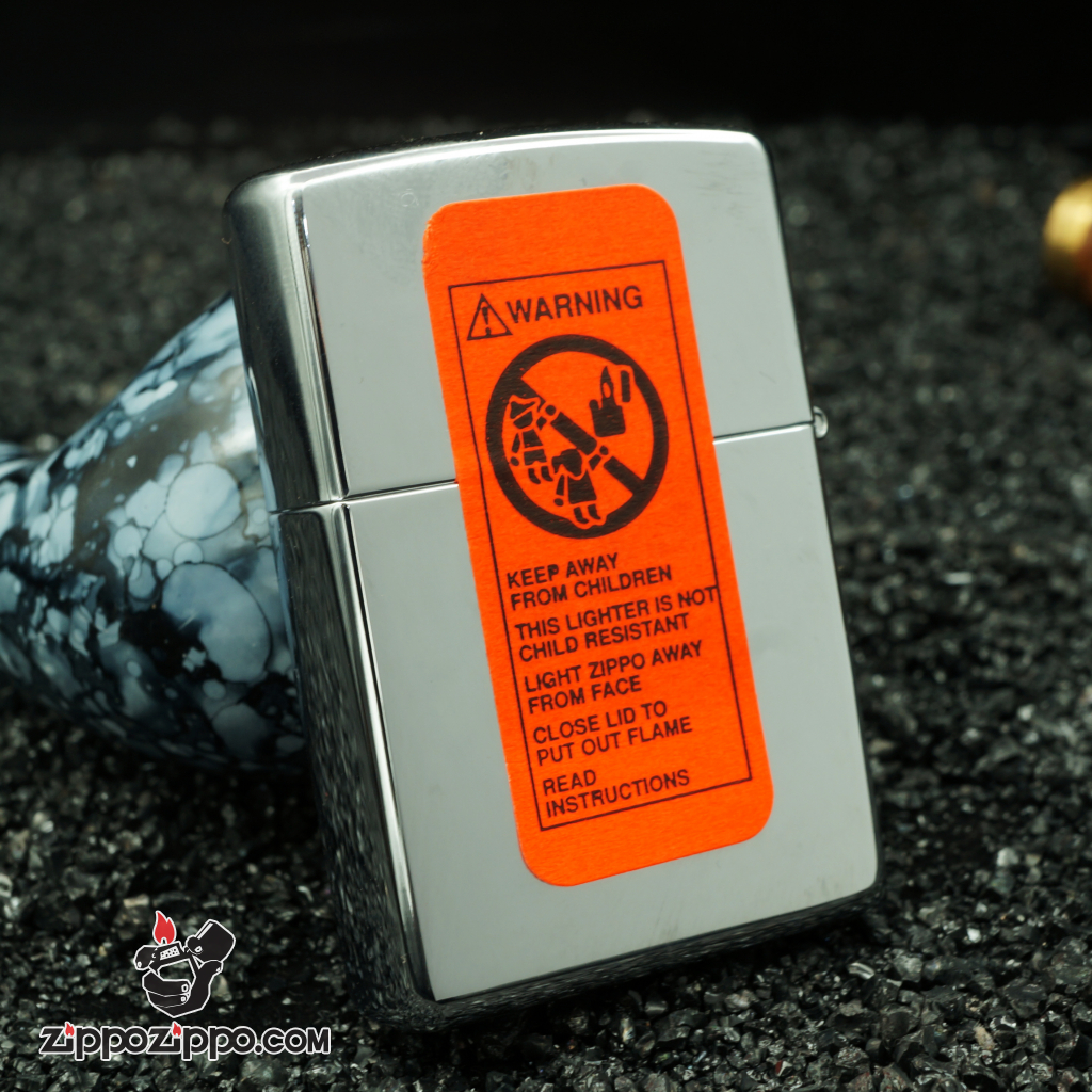 Zippo cổ mầu bạc có hình mũ bóng bầu dục buccaneer viền đỏ