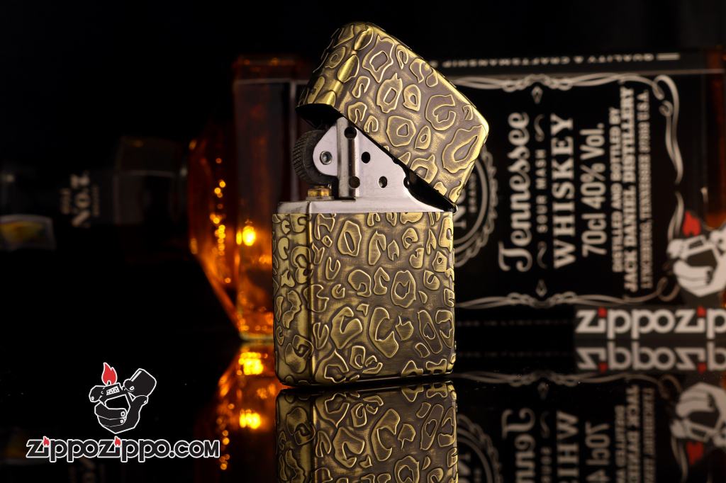 Bật lửa Zippo đồng nguyên khối dập họa tiết da báo