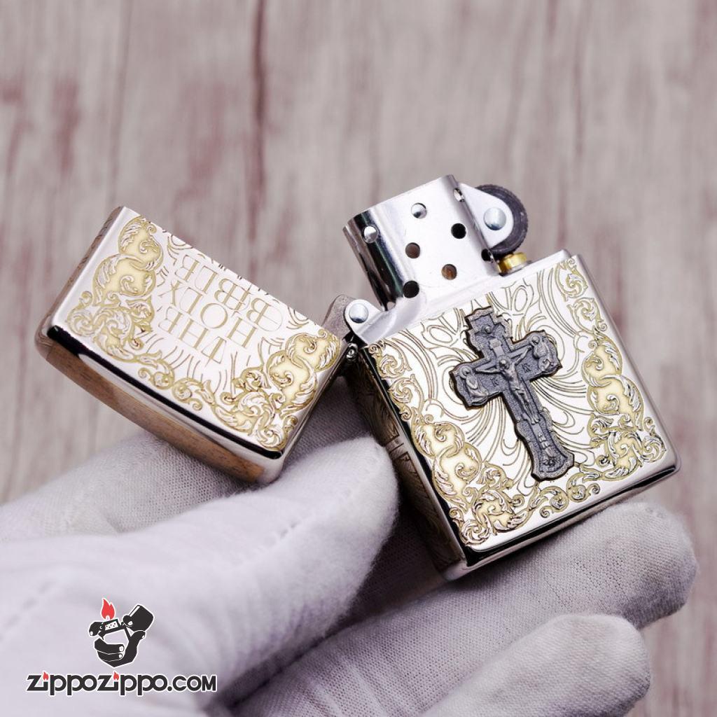 Bật Lửa Zippo Khắc Chữ Thập Và Kinh Thánh Màu Bạc Bản Ốp Nổi Aromr