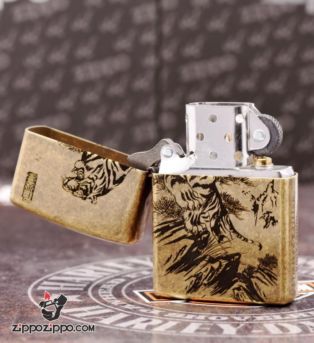 Bật Lửa Zippo Mạ Antique Brass Khắc Chúa Sơn Lâm