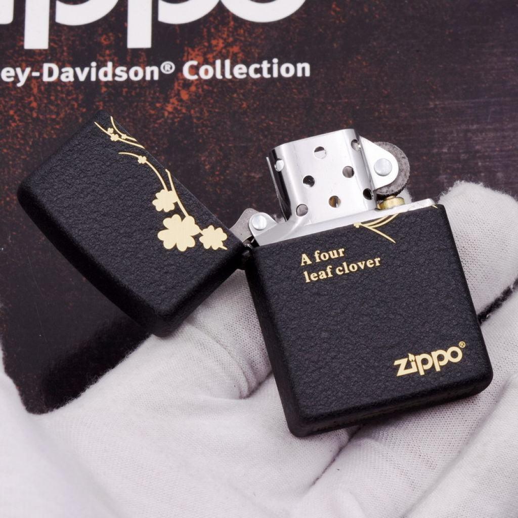 Bật Lửa Zippo Đen Nhám Khắc Cỏ Bốn Lá