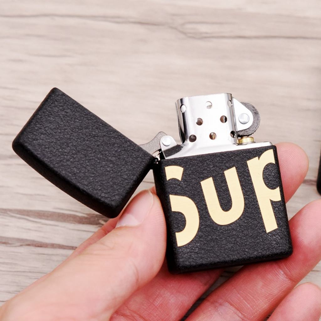 Bật Lửa Zippo Đen Nhám Khắc SUPREME Ver.1