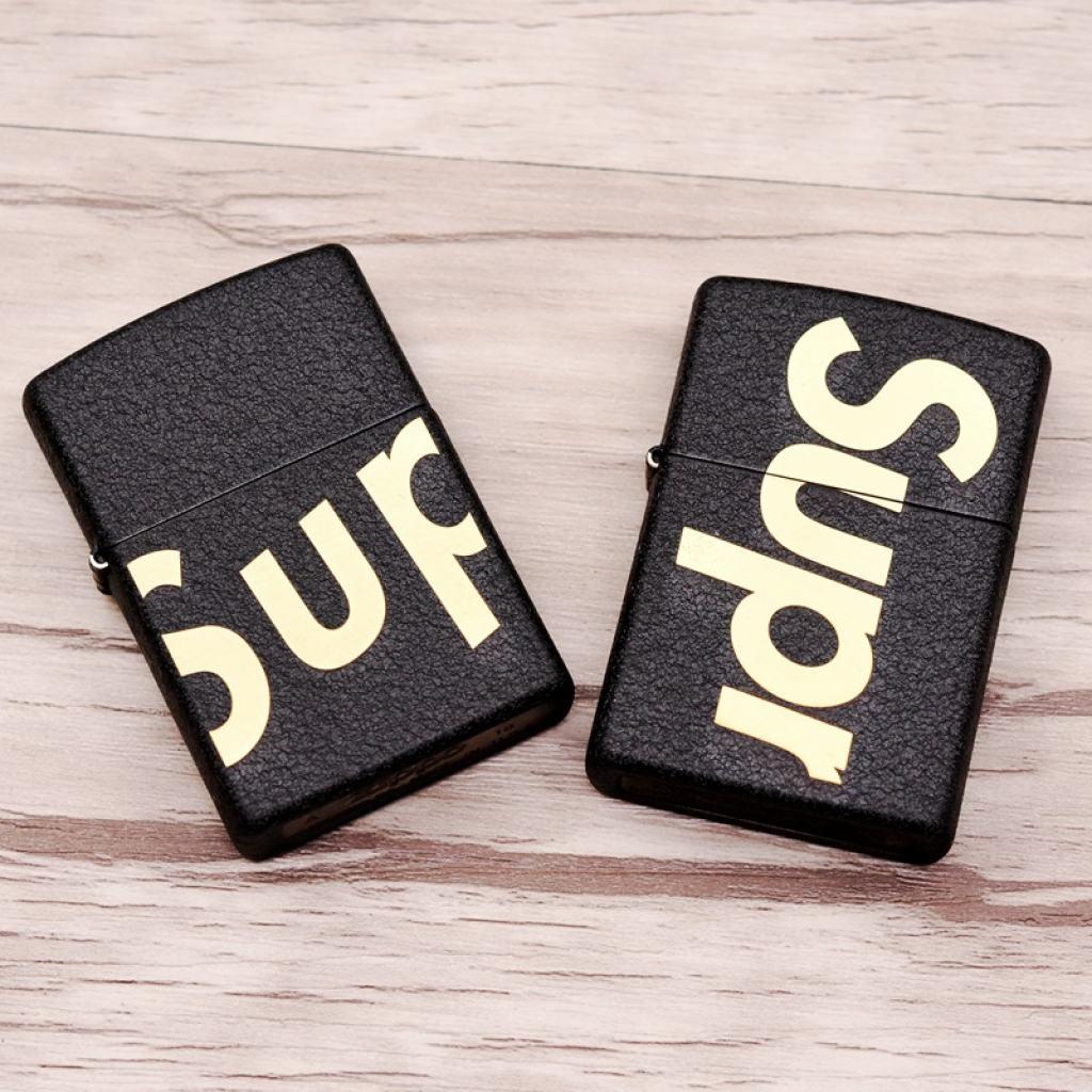 Bật Lửa Zippo Đen Nhám Khắc SUPREME Ver.1