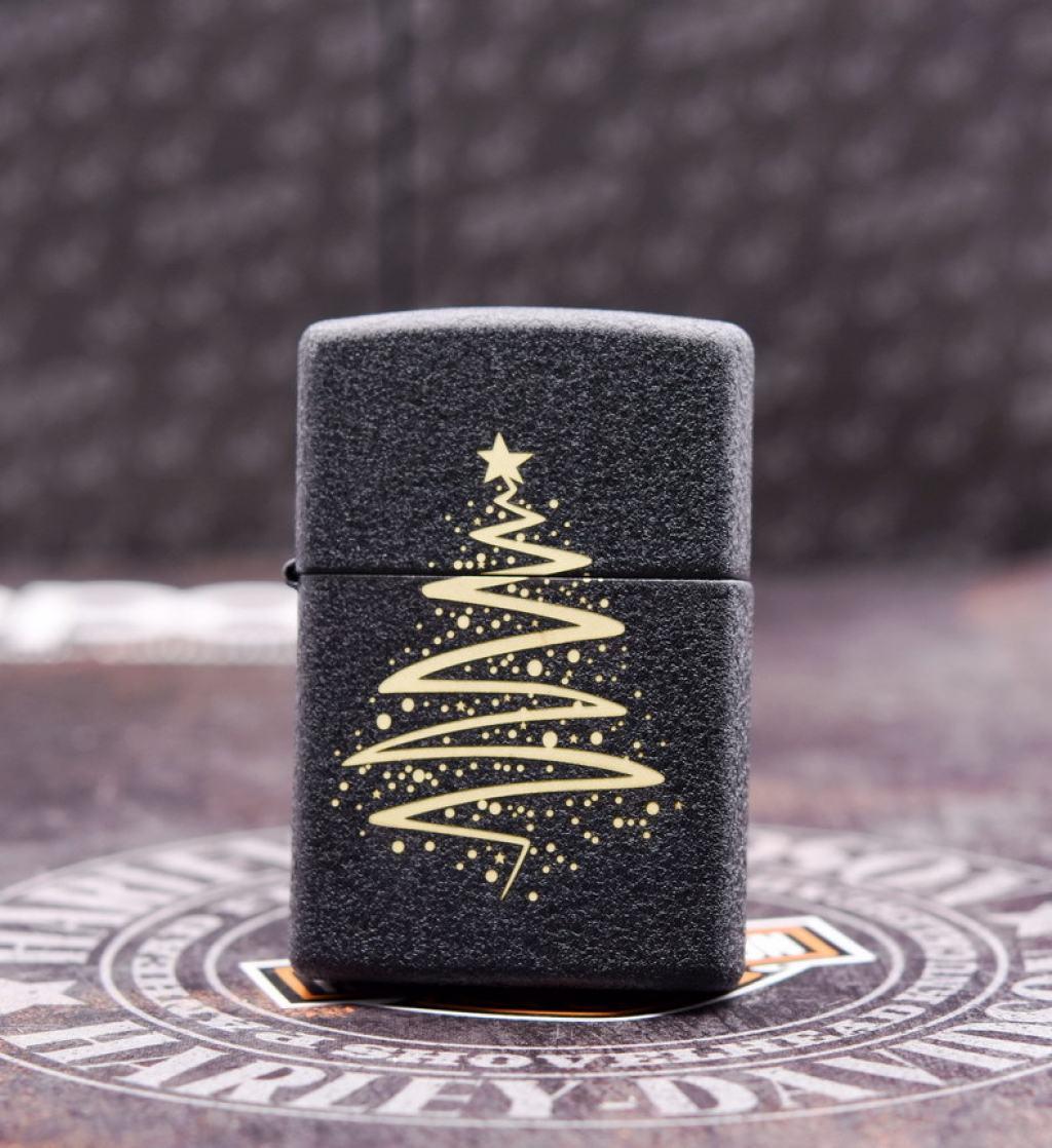 Bật Lửa Zippo Đen Nhám Khắc Cây Thông Noel