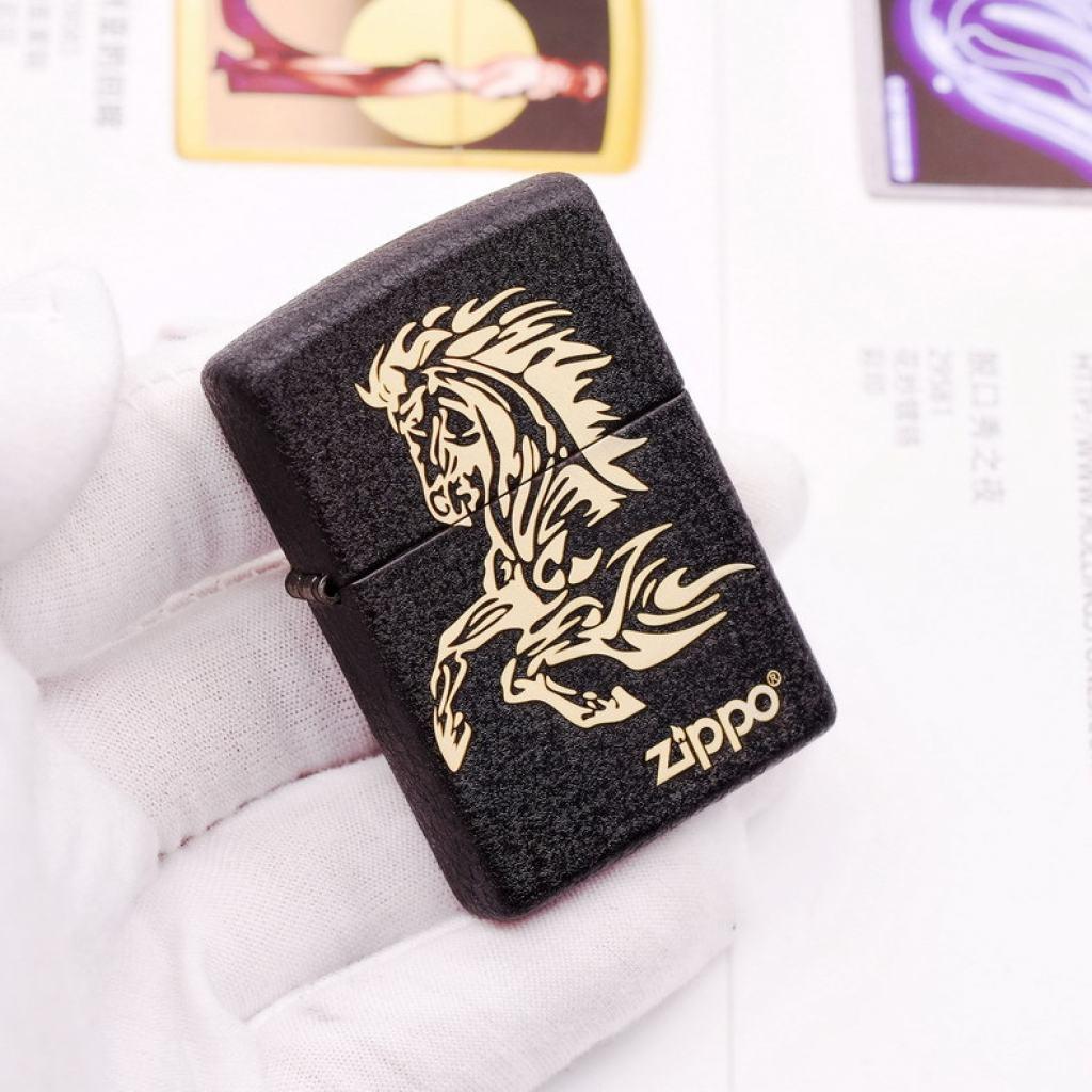 Bật Lửa Zippo Đen Nhám Khắc Mã Đáo