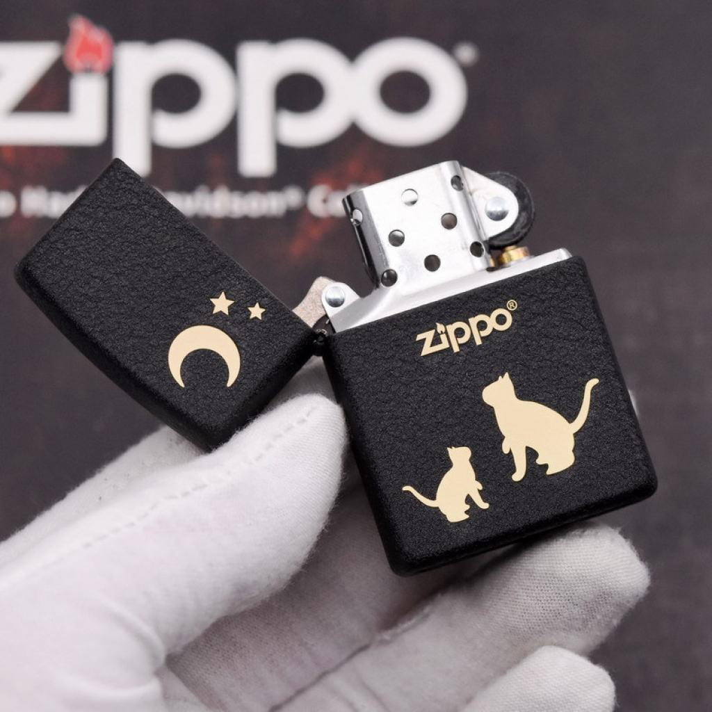 Bật Lửa Zippo Đen Nhám Khắc Mèo Dưới Trăng