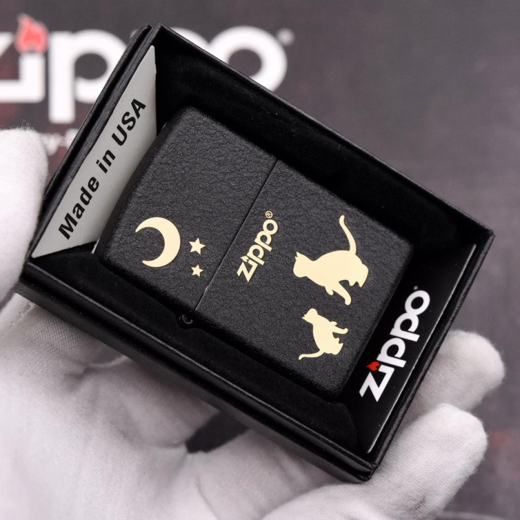 Bật Lửa Zippo Đen Nhám Khắc Mèo Dưới Trăng