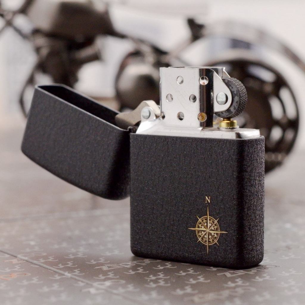 Bật Lửa Zippo Đen Nhám Khắc La Bàn