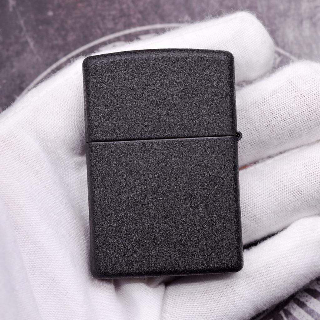 Bật Lửa Zippo Đen Nhám Khắc Cỏ Bốn Lá