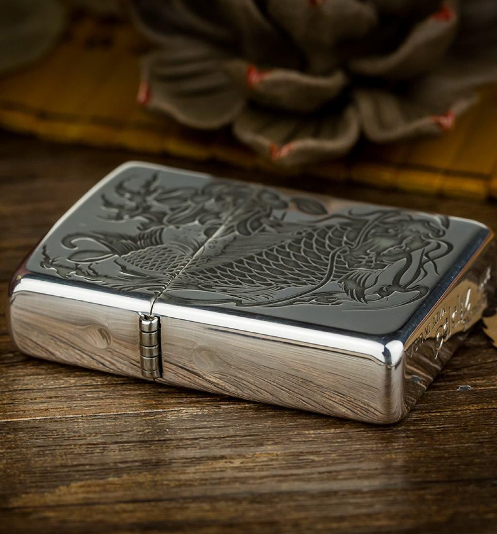 Bật Lửa Zippo Bạc Nguyên Khối Cao Cấp Khắc Cá Chép Trong Đầm Sen
