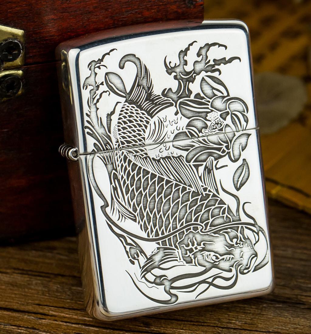 Bật Lửa Zippo Bạc Nguyên Khối Cao Cấp Khắc Cá Chép Trong Đầm Sen