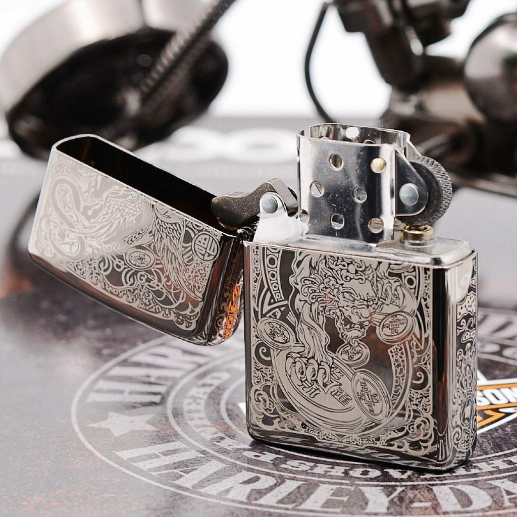 Bật Lửa Zippo Chính Hãng Khắc Tỳ Hưu Cưỡi Đồng Xu Đen Bóng