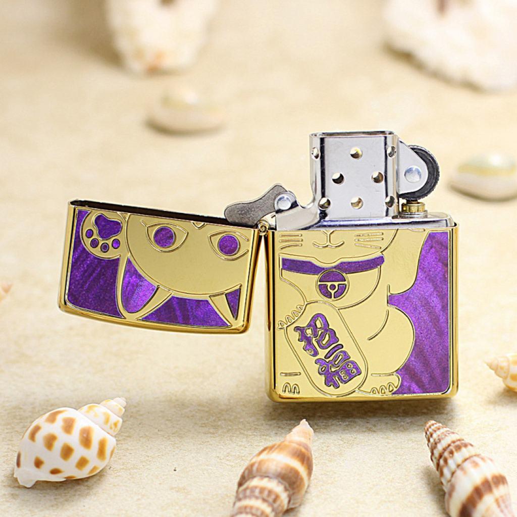 Bật Lửa Zippo Mạ Vàng Khảm Trai Tím Mèo Thần Tài May Mắn