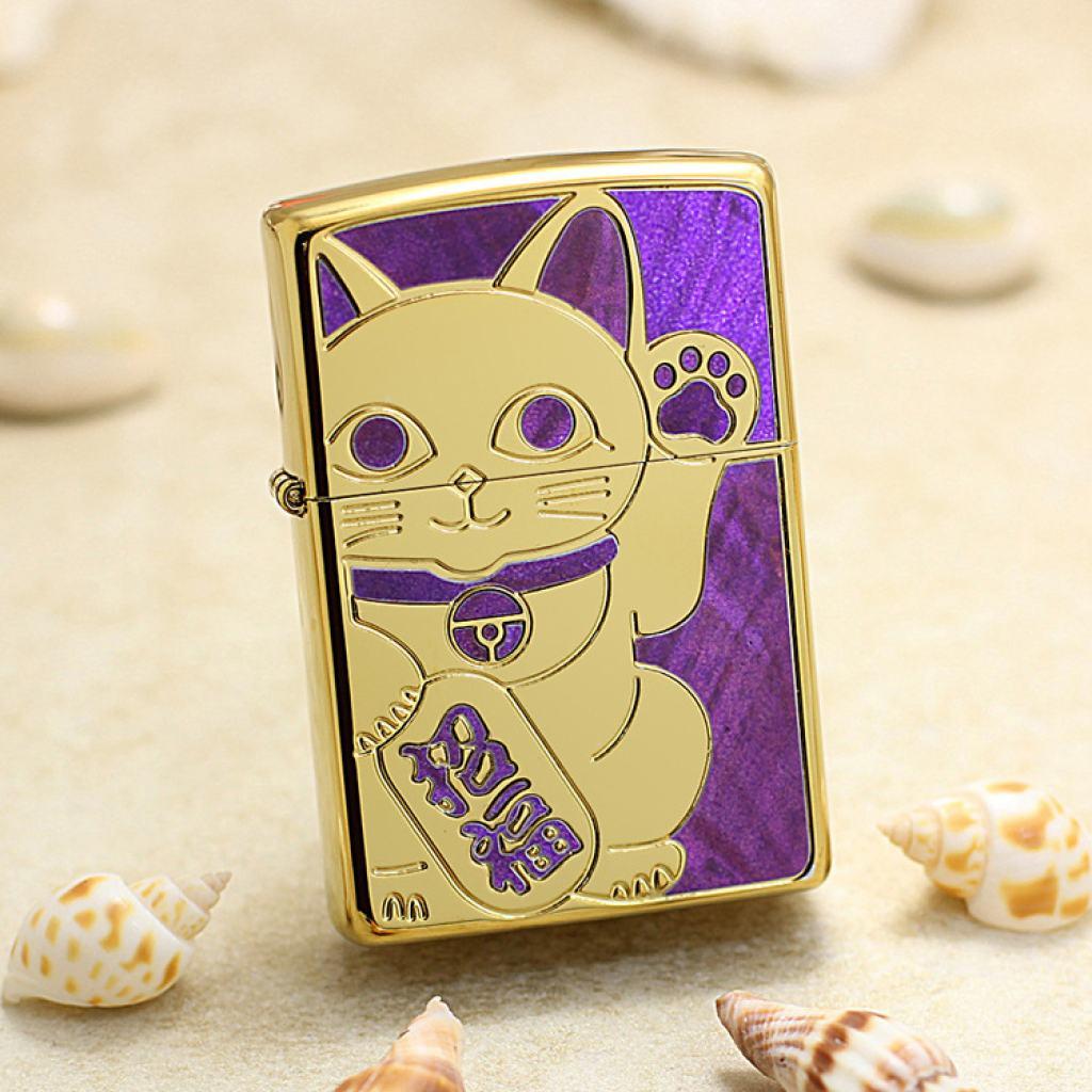 Bật Lửa Zippo Mạ Vàng Khảm Trai Tím Mèo Thần Tài May Mắn