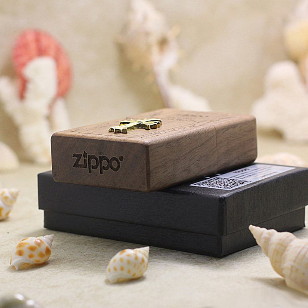 Bật Lửa Zippo Bọc Gỗ Óc Chó Biểu Tượng Chữ Thập Mạ Vàng