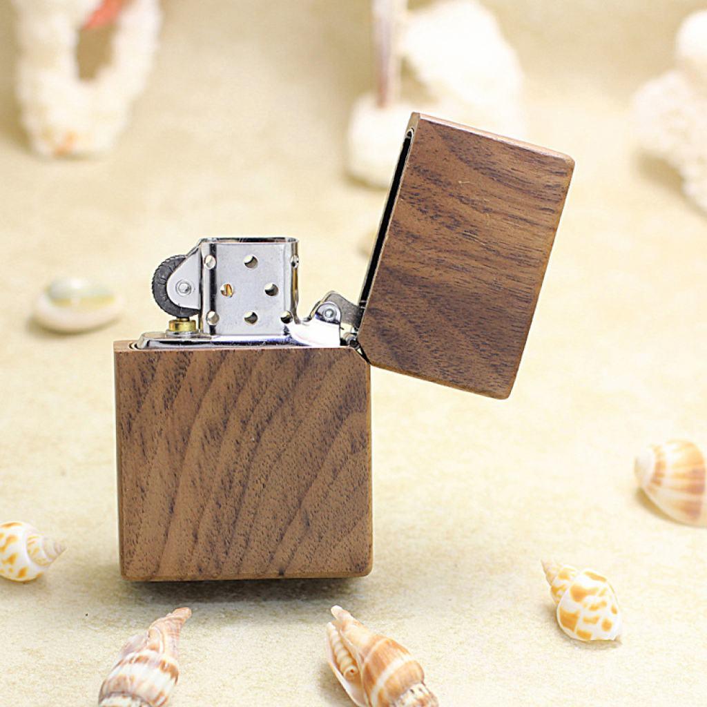 Bật Lửa Zippo Bọc Gỗ Óc Chó Biểu Tượng Chữ Thập Mạ Vàng