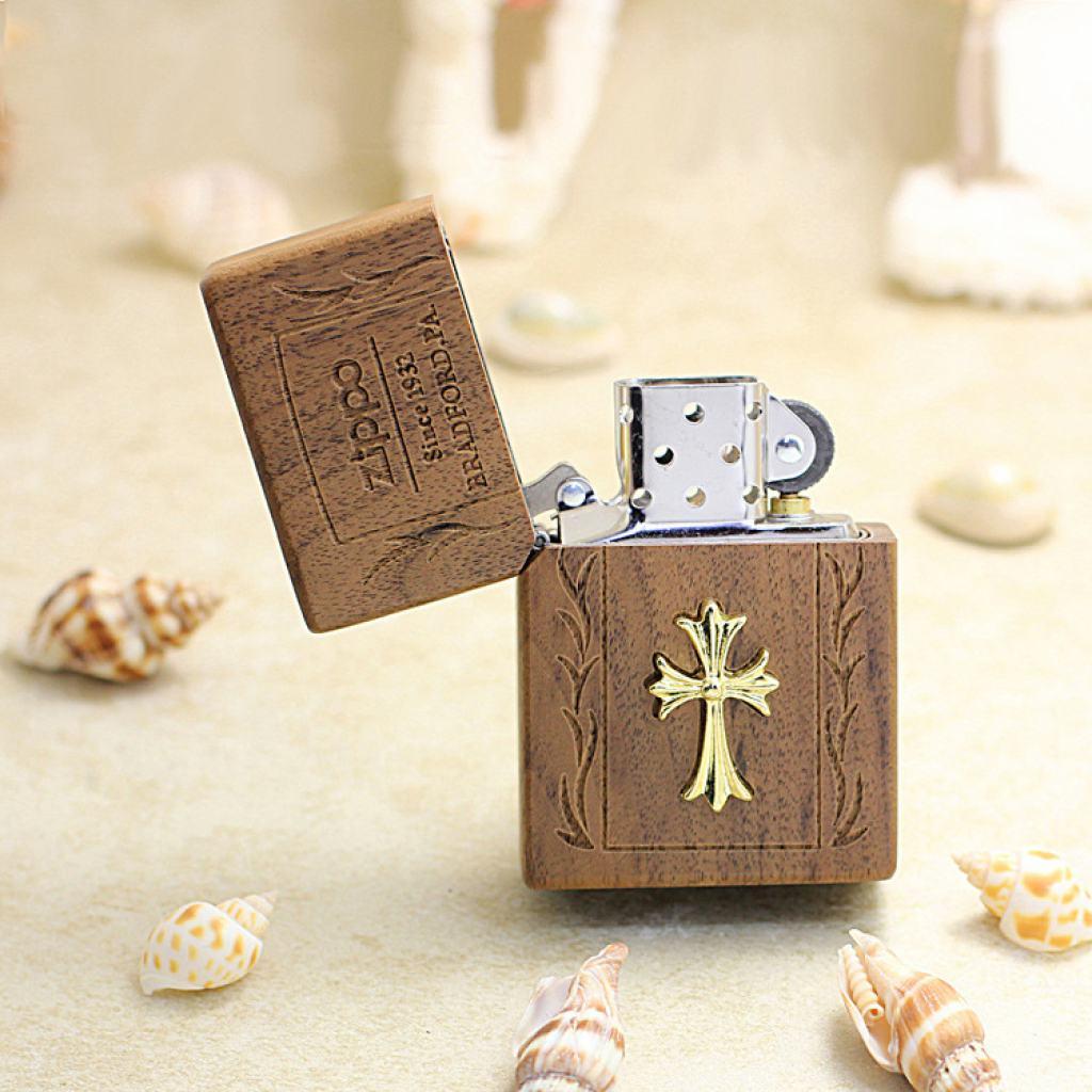 Bật Lửa Zippo Bọc Gỗ Óc Chó Biểu Tượng Chữ Thập Mạ Vàng
