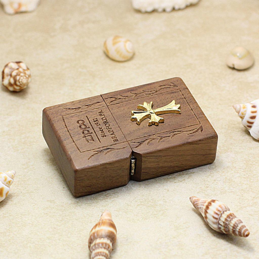 Bật Lửa Zippo Bọc Gỗ Óc Chó Biểu Tượng Chữ Thập Mạ Vàng