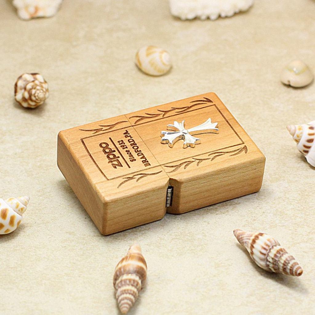 Bật Lửa Zippo Bọc Gỗ Anh Đào Biểu Tượng Chữ Thập Mạ Bạc