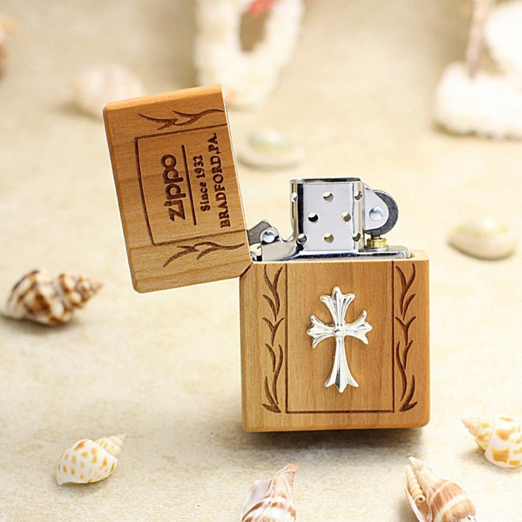 Bật Lửa Zippo Bọc Gỗ Anh Đào Biểu Tượng Chữ Thập Mạ Bạc