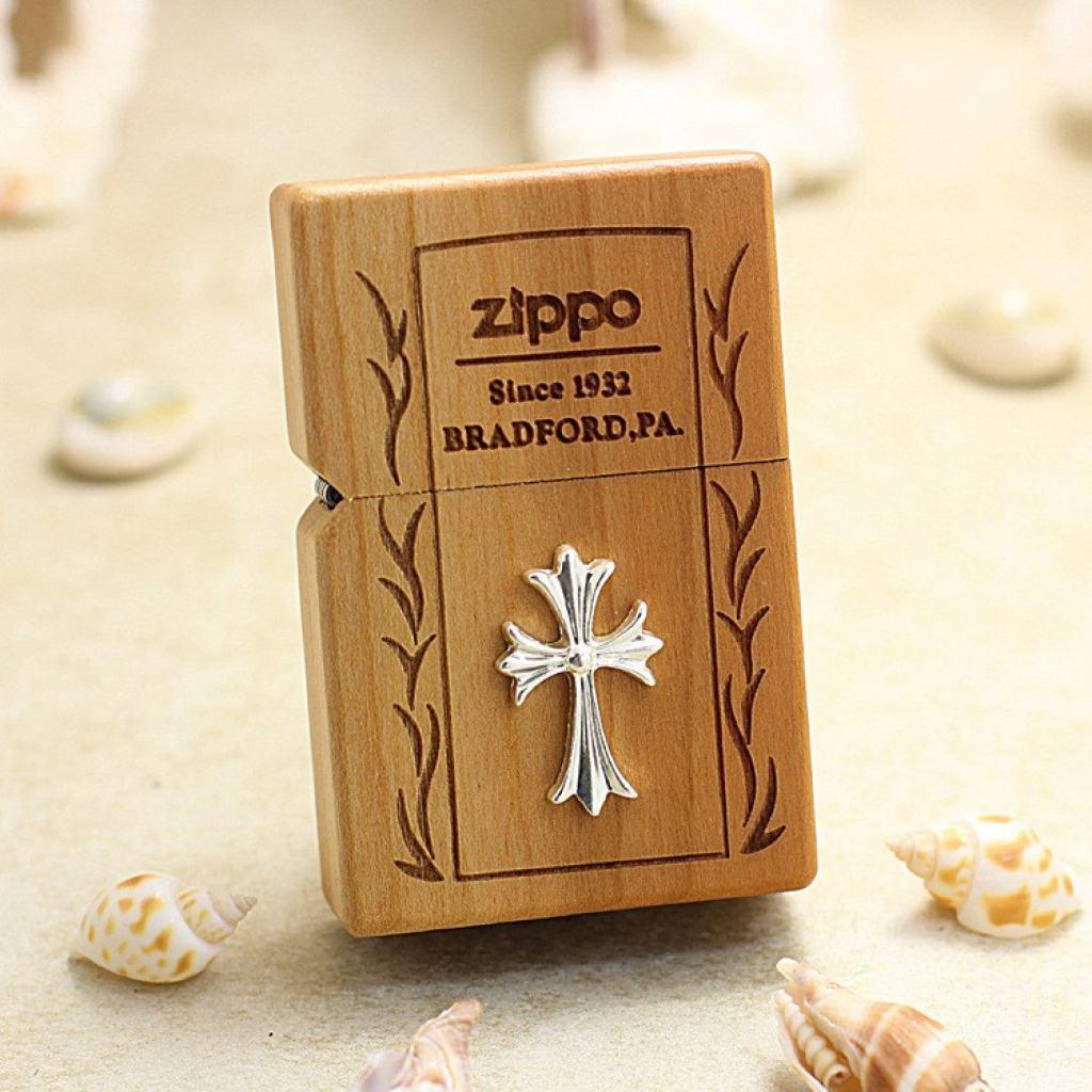 Bật Lửa Zippo Bọc Gỗ Anh Đào Biểu Tượng Chữ Thập Mạ Bạc