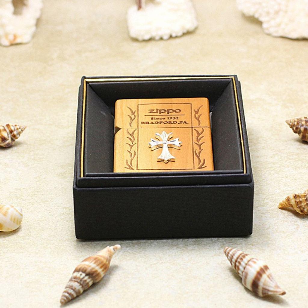 Bật Lửa Zippo Bọc Gỗ Anh Đào Biểu Tượng Chữ Thập Mạ Bạc