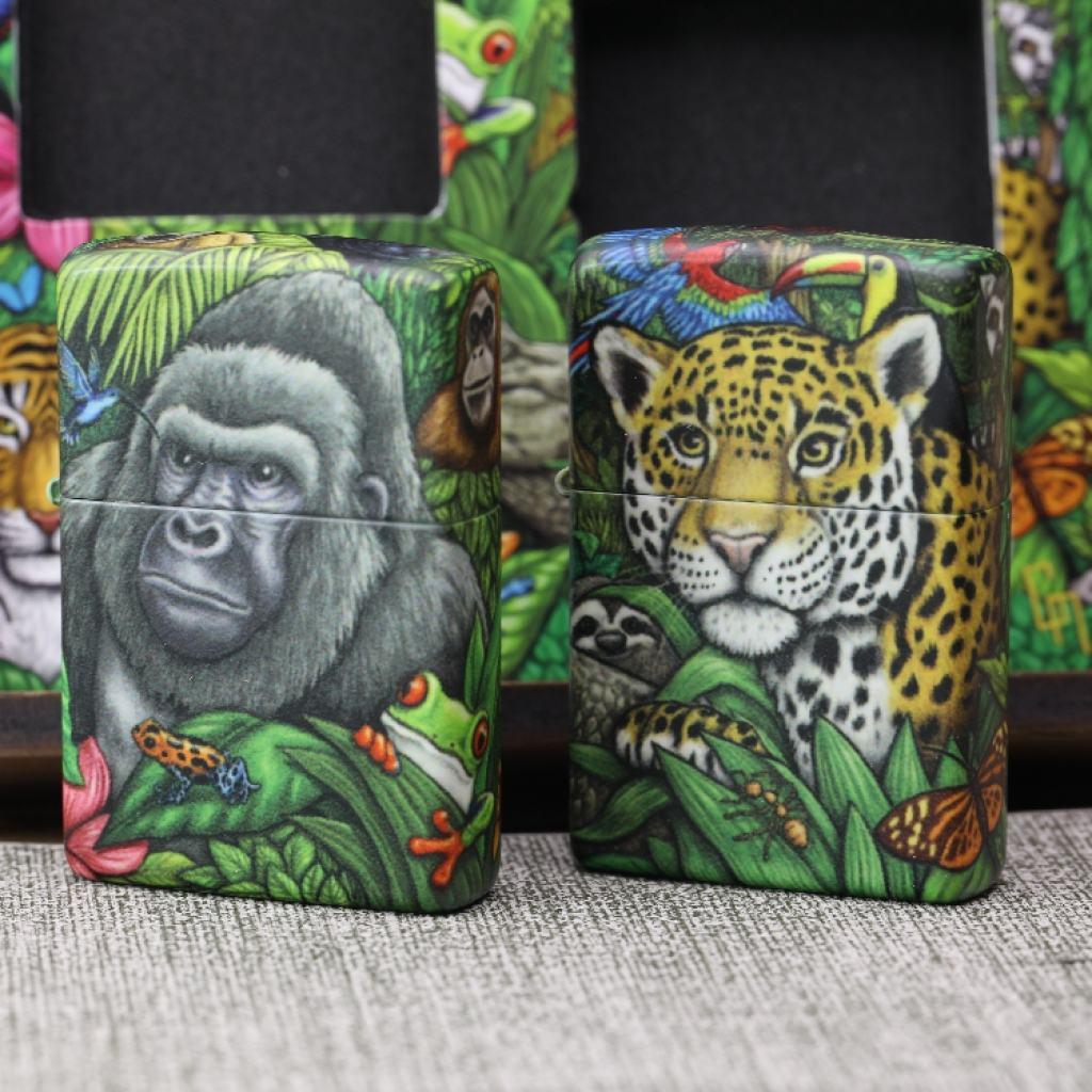 Bật Lửa Zippo 49347 kỷ niệm 25 năm bản Bí Ẩn Rừng Xanh 1995 ra đời
