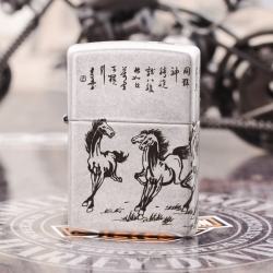Bật Lửa Zippo 121FB Bạc Cổ Khắc Tranh Bát Mã Truy Phong - Mã SP: ZPC1732