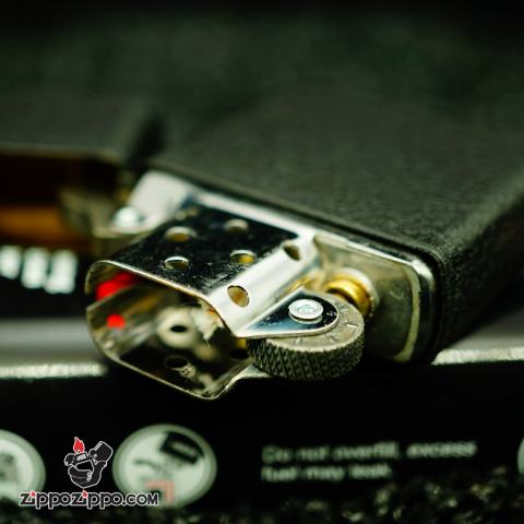 BẬT LỬA ZIPPO 236 ĐEN NHÁM KHẮC LOGO NĂM RA ĐỜI ZIPPO