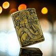 BẬT LỬA ZIPPO BẢN ĐỒNG TRƠN  KHẮC HÌNH 3D CÔ GÁI RẮN SIÊU NÉT