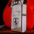 Bật lửa Zippo chĩnh hãng động mạ chrome phổ màu khắc Ferrari