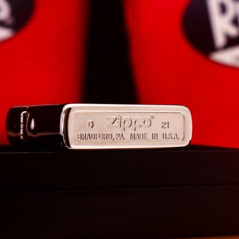 Bật Lửa Zippo Chính Hãng Khắc Hình Cá Rồng Bên Hoa Sen Với Phối Màu Độc Đáo Bản Chrome
