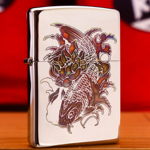 Bật Lửa Zippo Chính Hãng Khắc Hình Cá Rồng Bên Hoa Sen Với Phối Màu Độc Đáo Bản Chrome