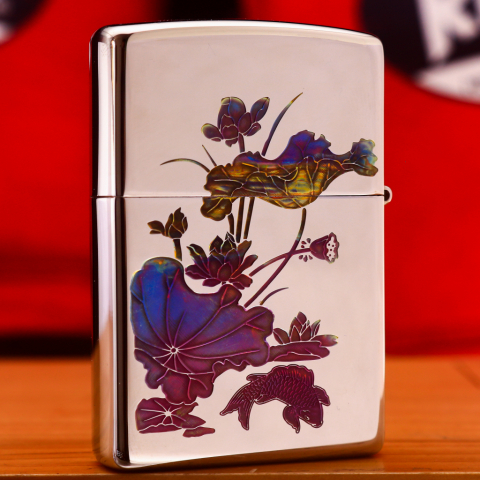 Bật Lửa Zippo Chính Hãng Khắc Hình Cá Rồng Bên Hoa Sen Với Phối Màu Độc Đáo Bản Chrome