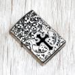 Bật Lửa Zippo Chính Hãng Khắc Hoa Văn Thánh Giá Đen Bóng