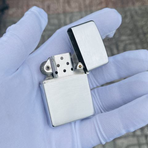BẬT LỬA ZIPPO CỔ TRƠN MÀU BẠC XƯỚC SẢN XUẤT NĂM 1958
