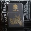 Bật Lửa Zippo Đen Bóng Khắc Mạ Vàng Xe Suzuki