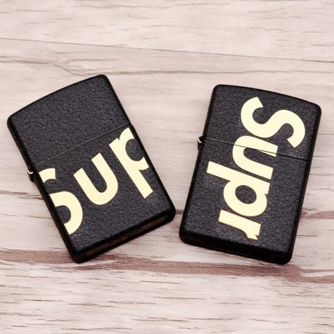 Bật Lửa Zippo Đen Nhám Khắc SUPREME Ver.1