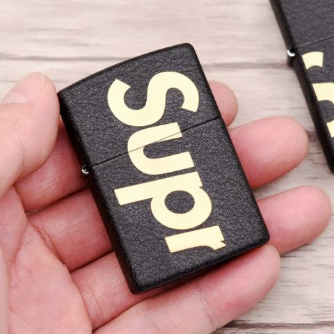 Bật Lửa Zippo Đen Nhám Khắc SUPREME Ver.2