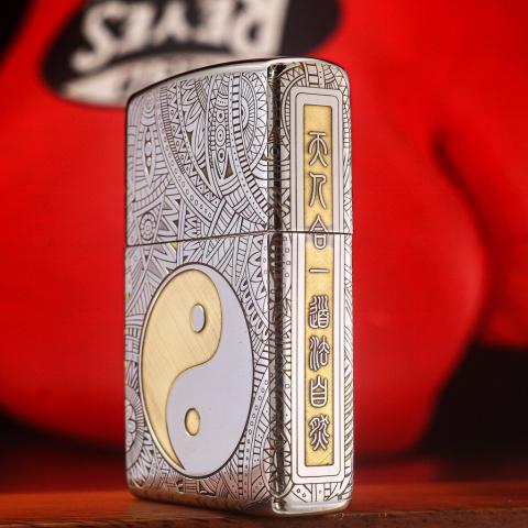 Bật Lửa Zippo Đồng Khắc Hoa Văn Bát Quái Mạ Chrome