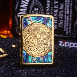 Bật Lửa Zippo Khắc Hình cá Uốn Tròn Dưới Nước Xung Quanh Khảm Trai Màu vàng - Mã SP: ZPC2606