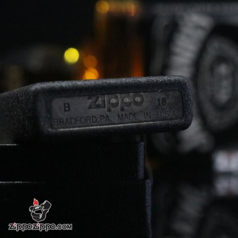 Bật Lửa Zippo Màu Đen Nhám Khắc Súng M16