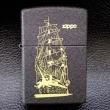 Bật lửa Zippo phiên bản đen nứt in hình chiếc thuyền