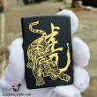 Bật Lửa Zippo Phiên Bản Màu Đen Nứt Khăc Chúa Sơn Lâm Dũng Mãnh